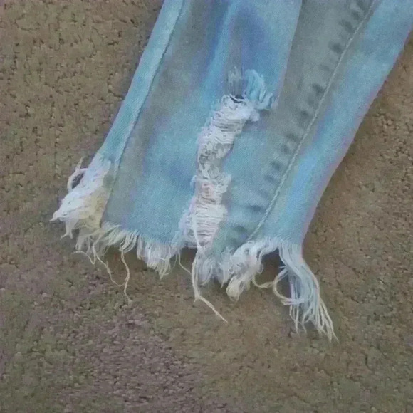 CELLO DISTRESSED/FRAYED HEM JEANS SIZE 5 (JUNIORS) - Picture 2 of 16